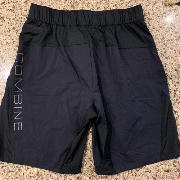 Under Armour Heatgear Loose Combine Shorts - Picture 2 of 7